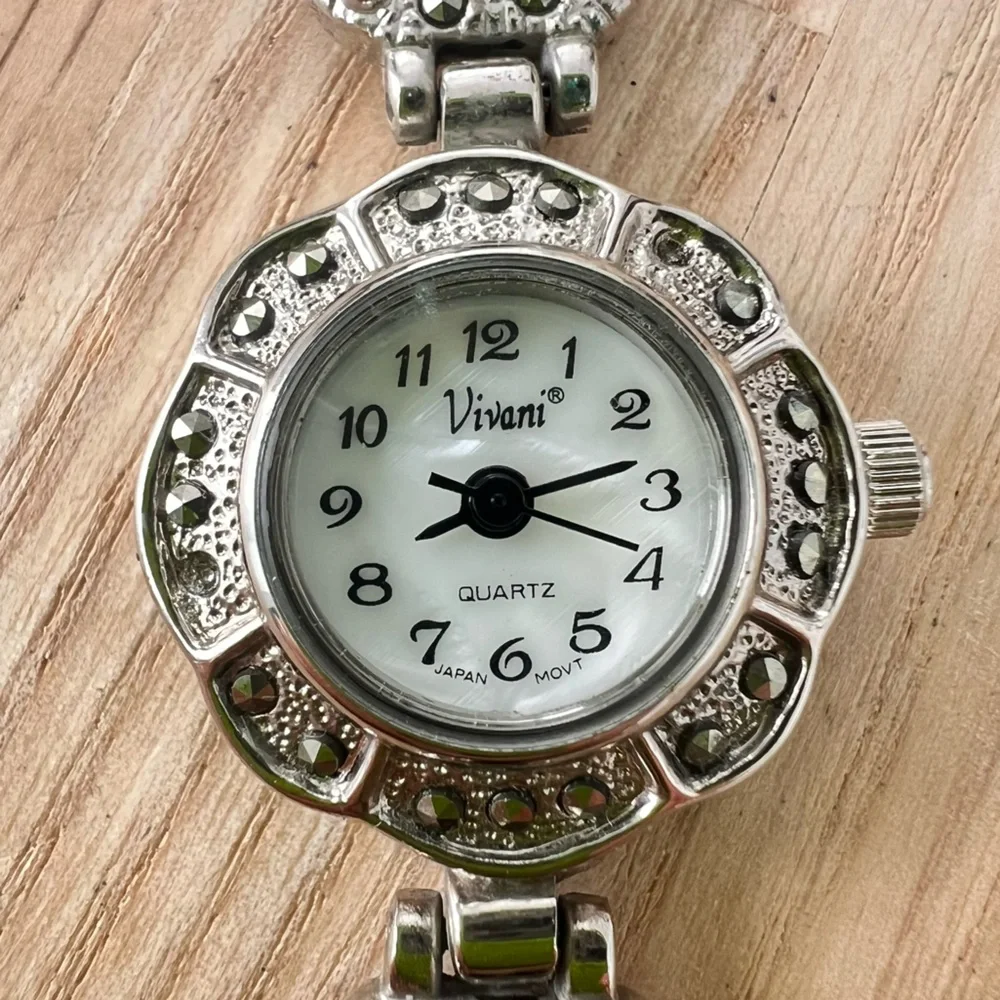 Vivani ladies silver tone bracelet watch NEW BATTERY